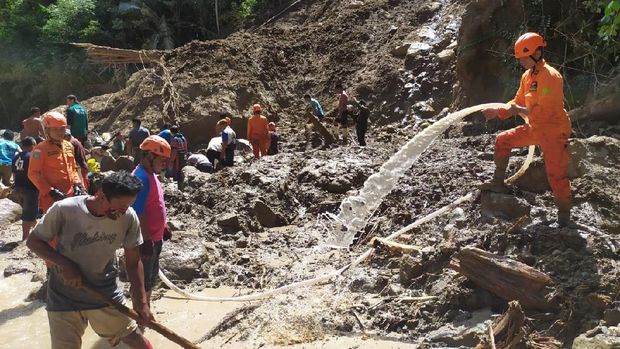 Proses pencarian warga korban banjir dan longsor di Bone Bolango, Gorontalo