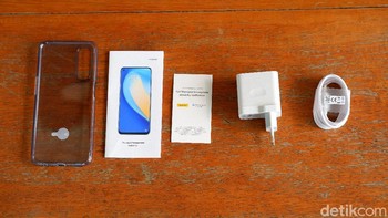 Inilah aksesori yang disertakan dalam paket pembeliannya, ada silicon case, buku petunjuk, serifikat TuV Rheinland, charger dan kabel data USB Type C. Foto: Adi Fida Rahman/detikINET