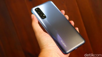 Ponsel ini punya berat 196,5 gram. Foto: Adi Fida Rahman/detikINET 