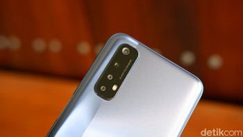 Ada empat kamera di bagian belakangnya dengan sensor utama berukuran 64 MP. Foto: Adi Fida Rahman/detikINET