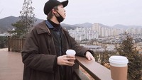Di cuaca dingin, RapMon berkunjung ke salah satu tempat di Korea sambil menikmati udara yang sejuk dan secangkir kopi hangat. Foto: Instagram @btsnamjoon