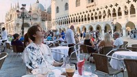Jalan-jalan ke Milan, Eropa, begini pose RapMon saat menikmati pemandangan indah. Ia juga menghabiskan minuman dan makanan di salah satu restoran. Foto: Instagram @btsnamjoon