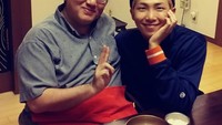 Bersama rekannya, ini pose RapMon BTS saat sedang menikmati makanan di salah satu restoran. Foto: Instagram @btsnamjoon