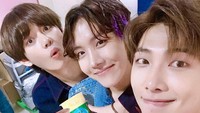 Bersama temannya di BTS, RapMon terlihat tampan sambil memegang jus buah pemberian penggemar. Foto: Instagram @btsnamjoon