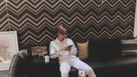 Lewat media sosial, RapMon kerap membagikan aktivitas hariannya. Seperti momen lucu satu ini, ia ditemani seekor anjing sambil menikmati kopinya. Foto: Instagram @btsnamjoon