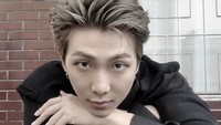 Kim Namjoon merupakan nama asli dari RapMon BTS. Pria kelahiran 1994 ini baru saja merayakan ulang tahunnya yang ke 27 (usia Korea), kemarin (12/9). Foto: Instagram @btsnamjoon
