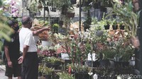 Warga berdiskusi dengan penjual.