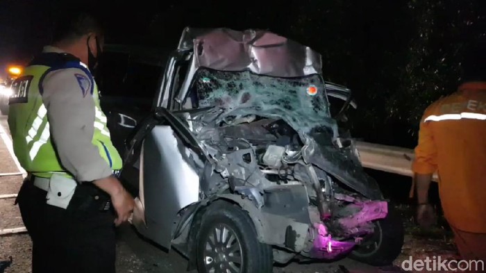 Tabrakan di tol cipularang KM 80