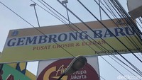 Meski bagian depan Pasar Gembrong Baru ini tetap terletak di Jalan Jenderal Basuki Rachmat, namun pintu masuk yang biasa dilalui pengunjung ada berada di dalam jalan kecil. Sehingga, tak begitu terlihat dari jalan besar.