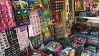 Selain itu, Umrinah yang juga berdagang mainan di Pasar Gembrong Baru mengaku harus menutup tokonya sekitar 2 bulan karena pandemi COVID-19. Selain itu, aktivitas sekolah yang diganti dengan belajar dari rumah membuat ia kehilangan pendapatan utamanya.