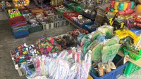 Menurut Umrinah, masih ada sejumlah pedagang sayur yang bertahan di Pasar Gembrong lama. Ia pun heran mengapa sejumlah pedagang itu belum tergusur.