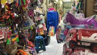 Kemudian, seorang pedagang aksesoris di pasar tersebut yang bernama Deli mengatakan, berhentinya aktivitas di sekolah menyebabkan krisis tersendiri bagi tokonya.