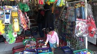 Deli juga menyinggung kebijakan membuka mal kembali yang baru dimulai 15 Juni lalu. Saya nggak ngerti ya, kemarin-kemarin mal sudah buka, mulai aktif. Nah kenapa sekolah saja nggak boleh? Kan bisa dibikin kelas bergilir. Cuma ya, saya nggak tahu deh, kata dia.