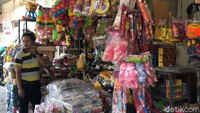 Saat ini, para pedagang mencemaskan kebijakan PSBB total Jakarta mulai Senin (14/8) mendatang. Pasalnya, belum ada informasi apakah para pedagang harus tutup atau tidak.