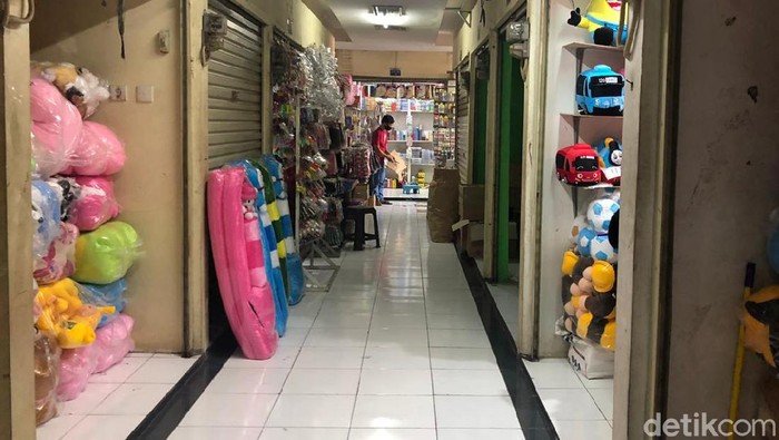 Tempat Baru Pedagang Pasar Gembrong yang Sepi Pembeli Sejumlah pedagang mainan Pasar Gembrong mengeluh sepi pengunjung sejak pindah ke lokasi baru, setelah tergusur karena pembangunan Jalan Tol Becakayu.