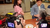 Lagi-lagi konten masak, kali ini penyanyi yang ngefans berat sama Raisa ini berkolaborasi dengan Keisya. Kira-kira mereka bikin apa ya? Foto: Instagram tiaraandini/mootiara_official