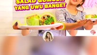 Tiara juga eksis dengan channel YouTube pribadinya. Ia punya konten Dapoer Tiara yang menunjukkan aksinya saat masak. Episode pertama ia membuat salad roll. Foto: Instagram tiaraandini/mootiara_official