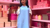 Imut banget ya Tiara di sini? Foto dirinya nampak kontras dengan latar serba pink. Foto: Instagram tiaraandini/mootiara_official