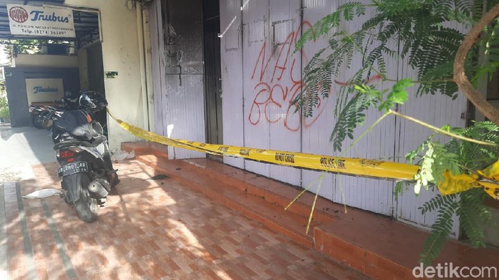 Toko Roti yang Jadi TKP Bakar Diri Digaris Polisi Seorang karyawan bernama IY melakukan aksi bakar diri di Toko Roti Trubus Yogya. Kini, TKP tampak digaris polisi.