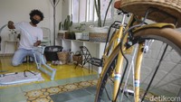 Usaha perakitan sepeda custom yang dirintis bersama dengan istrinya tersebut diberi merek Swaspeda, yang didirikan sejak tahun 2015. 