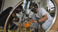 Dalam satu hari, Nova Putra Pamungkas dibantu dua asisten mampu merakit dua sepeda yang dijual seharga Rp 3 Juta per sepeda.