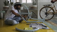 Semenjak pandemi, permintaan sepeda custom semakin meningkat, hal tersebut membuat Nova dan asistennya kualahan memenuhi permintaan pesanan sepeda custom.