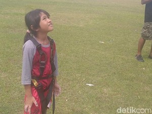 Semringahnya Adelia Spiderman Cilik Ikut Latihan Panjat Tebing