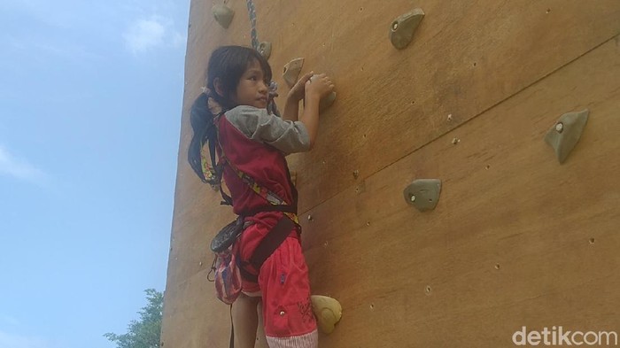 Adelia Spiderman Cilik asal Pekalongan kini dilatih panjat tebing