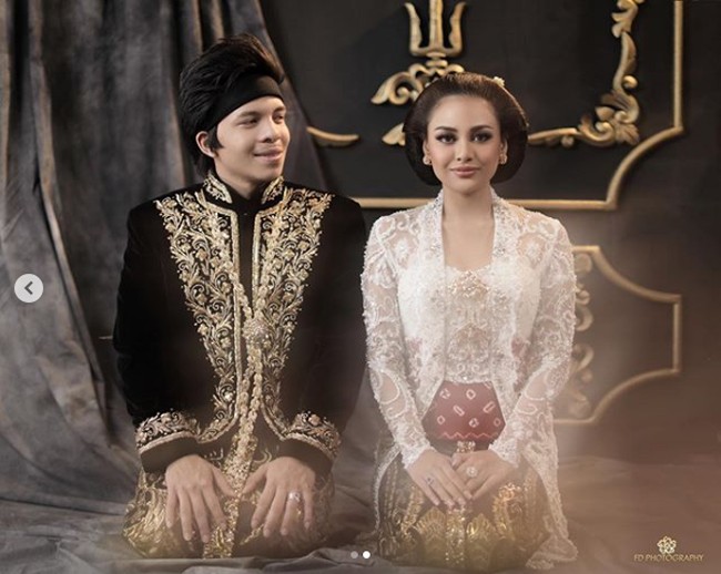 Selain di Instagram Aurel, foto anak Krisdayanti dan Anang Hermansyah ini juga ada di Instagram sang fotografer FDPhotography90. Fandy Susanto memotret Atta Halilintar dan Aurel Hermansyah yang berpenampilan dengan busana adat pengantin Jawa. Ciiiyeee...“Calon Bojo” @attahalilintar + @aurelie.hermansyah, begitu Fandy menulis di Instagramnya. Foto: Dok. Instagram @fdphotography90, @anchawedding, @laodemakeup