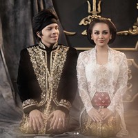 Selain di Instagram Aurel, foto anak Krisdayanti dan Anang Hermansyah ini juga ada di Instagram sang fotografer FDPhotography90. Fandy Susanto memotret Atta Halilintar dan Aurel Hermansyah yang berpenampilan dengan busana adat pengantin Jawa. Ciiiyeee...“Calon Bojo” @attahalilintar + @aurelie.hermansyah, begitu Fandy menulis di Instagramnya. Foto: Dok. Instagram @fdphotography90, @anchawedding, @laodemakeup