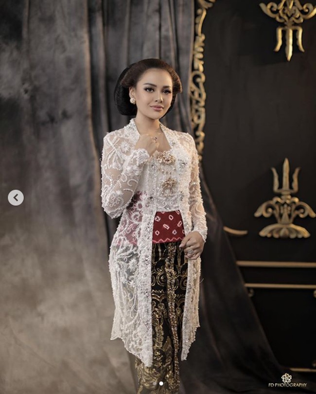 Berfoto dengan memakai busana pengantin adat Jawa, Atta Halilintar dan Aurel Hermansyah didoakan netizen berjodoh. Keduanya memang sempat disebut akan segera menikah. Malah dalam salah satu tayangan YouTube Atta Halilintar, keduanya mengatakan memiliki impian untuk bisa menikah di Gelora Bung Karno (GBK). Foto: Dok. Instagram @fdphotography90, @anchawedding, @laodemakeup