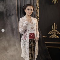 Berfoto dengan memakai busana pengantin adat Jawa, Atta Halilintar dan Aurel Hermansyah didoakan netizen berjodoh. Keduanya memang sempat disebut akan segera menikah. Malah dalam salah satu tayangan YouTube Atta Halilintar, keduanya mengatakan memiliki impian untuk bisa menikah di Gelora Bung Karno (GBK). Foto: Dok. Instagram @fdphotography90, @anchawedding, @laodemakeup