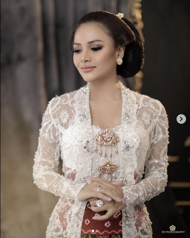 Aurel Hermansyah mengunggah foto dirinya berpenampilan bak pengantin Jawa ke akun Instagramnya @aurelie.hermansyah Sabtu (12/9/2020). Wong jowo ikii, demikian dia menulis di keterangan fotonya. Foto: Dok. Instagram @fdphotography90, @anchawedding, @laodemakeup