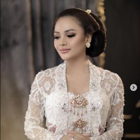 Aurel Hermansyah mengunggah foto dirinya berpenampilan bak pengantin Jawa ke akun Instagramnya @aurelie.hermansyah Sabtu (12/9/2020). Wong jowo ikii, demikian dia menulis di keterangan fotonya. Foto: Dok. Instagram @fdphotography90, @anchawedding, @laodemakeup