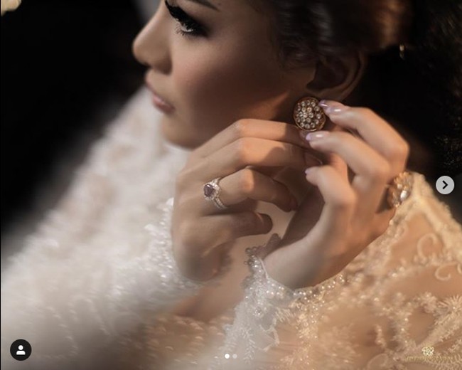 Gaya Aurel Hermansyah bergaya dengan sanggul dan kebaya pengantin ini banyak mendapat pujian dari netizen. Sebagian besar menyebut dengan penampilan bak pengantin Jawa ini Aurel sangat mirip dengan ibunya, Krisdayanti. Foto: Dok. Instagram @fdphotography90, @anchawedding, @laodemakeup