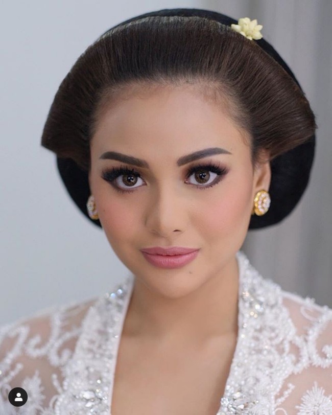 Aurel Hermansyah tampil cantik bak pengantin Jawa berkat pulasan makeup dari makeup artist La Ode Yusuf. Untuk paesnya, merupakan hasil karya dari Yayuk Paes.Foto: Dok. Instagram @fdphotography90, @anchawedding, @laodemakeup
