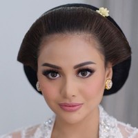 Aurel Hermansyah tampil cantik bak pengantin Jawa berkat pulasan makeup dari makeup artist La Ode Yusuf. Untuk paesnya, merupakan hasil karya dari Yayuk Paes.Foto: Dok. Instagram @fdphotography90, @anchawedding, @laodemakeup