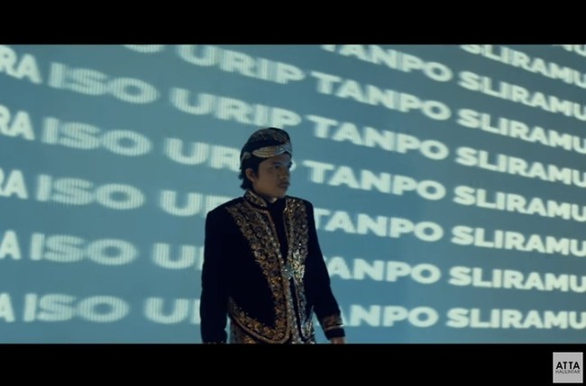 Inilah penampilan Atta Halilintar memakai beskap dan kain batik bak pengantin Jawa. Atta bergaya bak pengantin Jawa untuk videoklip lagu terbarunya Calon Bojo.Foto: Dok. Instagram @fdphotography90, @anchawedding, @laodemakeup