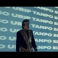 Inilah penampilan Atta Halilintar memakai beskap dan kain batik bak pengantin Jawa. Atta bergaya bak pengantin Jawa untuk videoklip lagu terbarunya Calon Bojo.Foto: Dok. Instagram @fdphotography90, @anchawedding, @laodemakeup