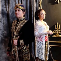 Aurel Hermansyah mengenakan kebaya dari desainer Ancha atau lebih dikenal dengan nama Ancha Wedding. Atta Halilintar yang tetap memakai bando atau bandana di balik blangkonnya ini juga memakai beskap dari Ancha Wedding. Foto: Dok. Instagram @fdphotography90, @anchawedding, @laodemakeup