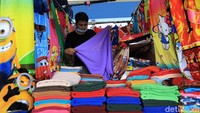 Aktivitas perdagangan di kawasan JPM Tanah Abang tampak berjalan normal. Sejumlah pedagang tetap membuka lapak dagangan mereka jelang penerapan PSBB secara ketat di Jakarta.