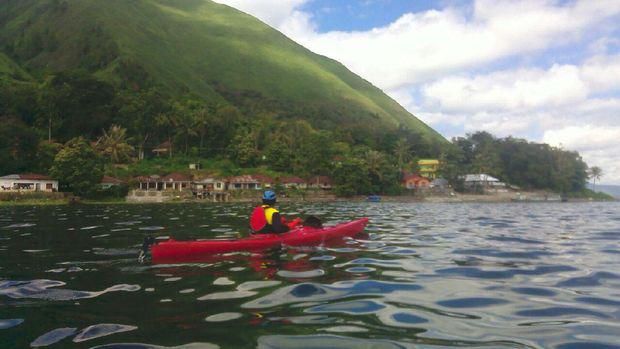 Bermain kayak merupakan aktivitas yang harus dicoba saat ke Danau Toba