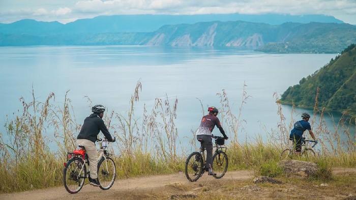 Bersepeda keliling Pulau Samosir juga jadi kegiatan seru saat berwisata ke Danau Toba