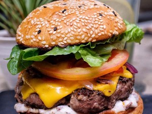 Yummy! Burger Tebal Berlimpah Isian Ada di 5 Tempat Ini