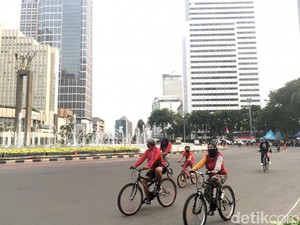 Akhir Pekan Terakhir Sebelum PSBB, Bundaran HI Masih Ramai Pesepeda