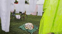 Jasa Dhobi Ghat ini pun tak sulit ditemukan di kota-kota yang berada di kawasan India. Diketahui, sekitar 1.000 keluarga bekerja sebagai Dhobi Ghat di Lucknow, India.