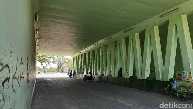 di bawah kaki jembatan suramadu