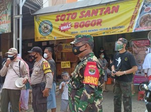 Pimpinan Ranting Muhammadiyah Puri Gading Bagi Masker-Rapid Test Gratis