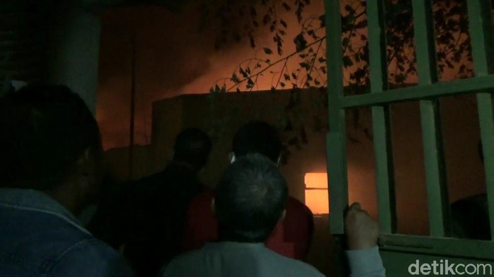 Dua Gudang Mebel dan Dua Rumah Terbakar