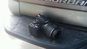 Tak sadar menaruh kamera saat mobil berjalan selama 20 menit, bersyukur kamera masih dalam kondisi baik-baik saja. Foto: Boredpanda